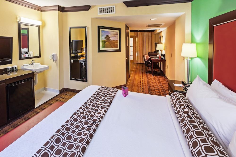 Crowne Plaza Suites Houston - Near Sugar Land Екстер'єр фото
