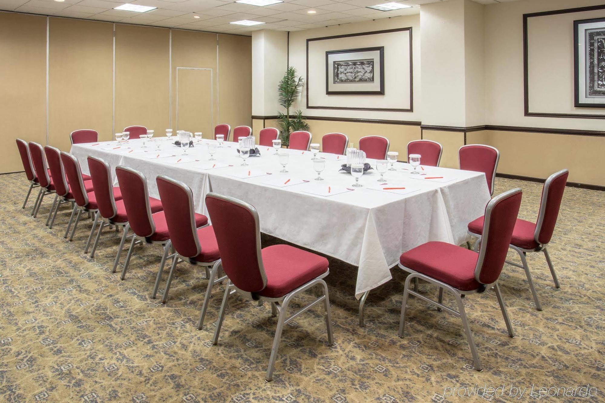 Crowne Plaza Suites Houston - Near Sugar Land Екстер'єр фото