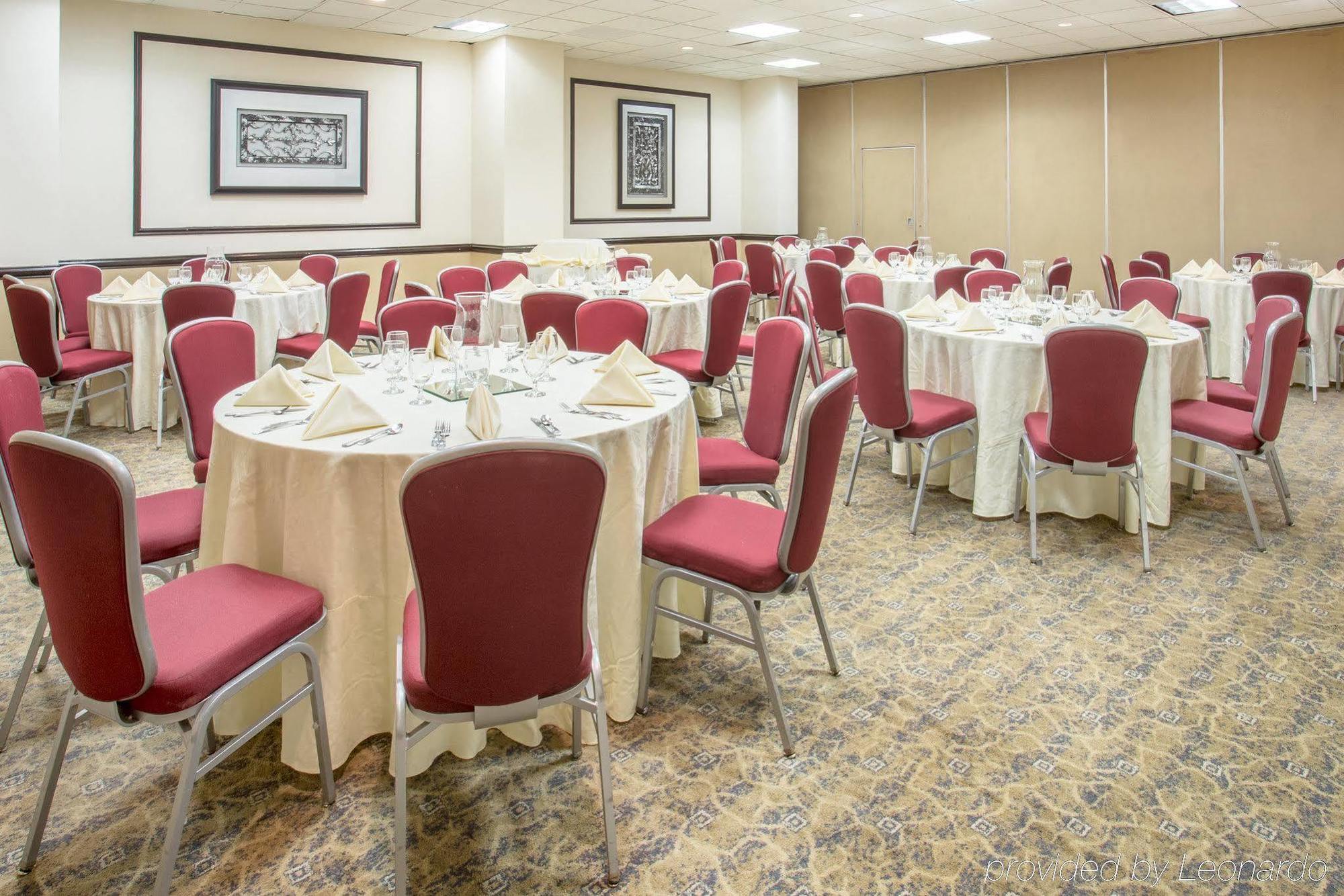 Crowne Plaza Suites Houston - Near Sugar Land Екстер'єр фото