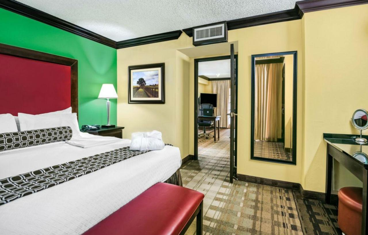 Crowne Plaza Suites Houston - Near Sugar Land Екстер'єр фото